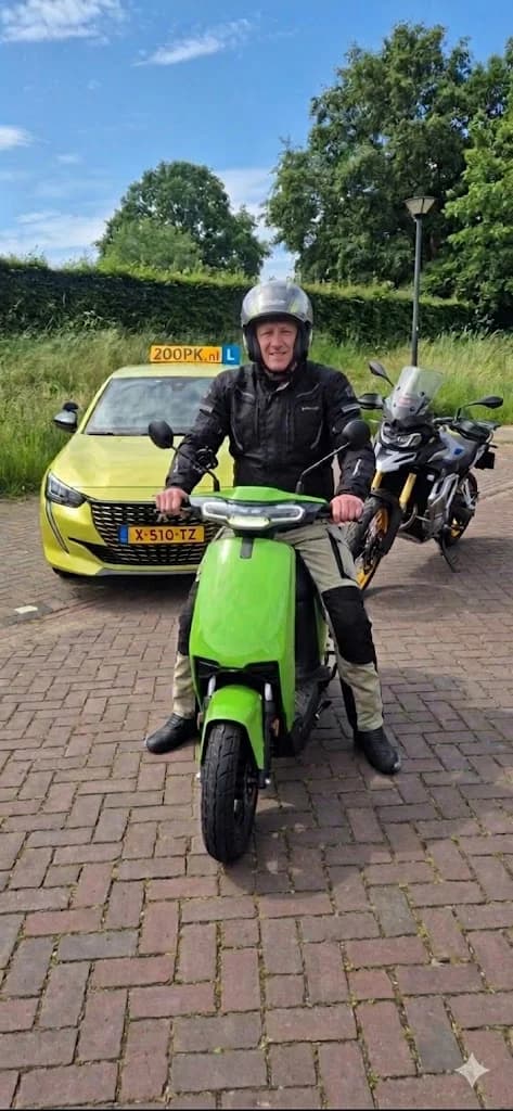 Bromfietsinstructeur op groene bromfiets bij Rijschool 200PK Amersfoort